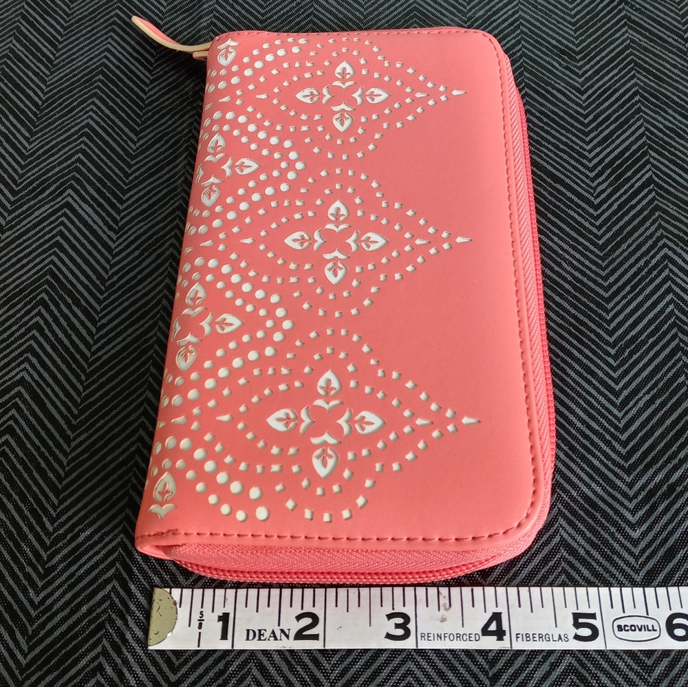 Vera Bradley Paisley cutout design Faux Leather Wallet Zip Around - Picture 3 of 6